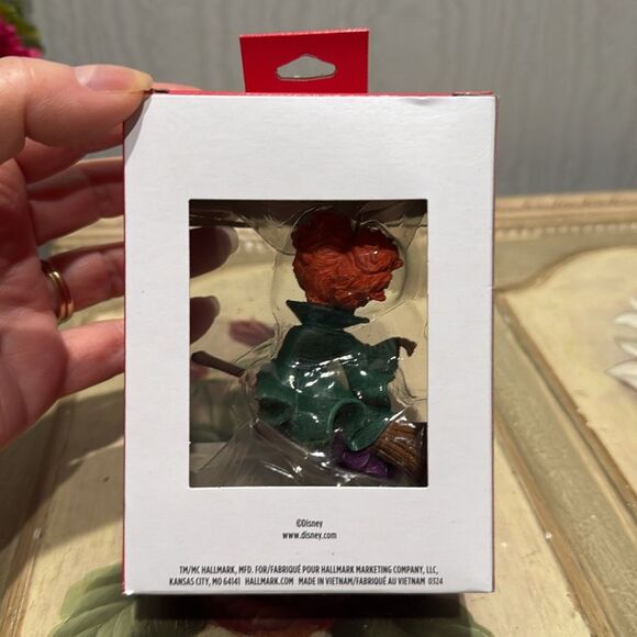 Hallmark Disney Hocus Pocus Winifred Sanderson Ornament Witch New in Box - Picture 4 of 12